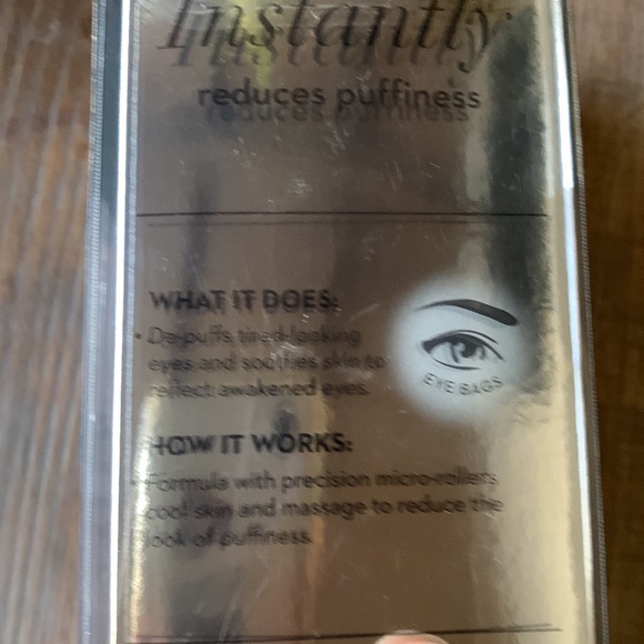 Olay Eyes Depuffing Eye Roller. Box is broken - Picture 2 of 7